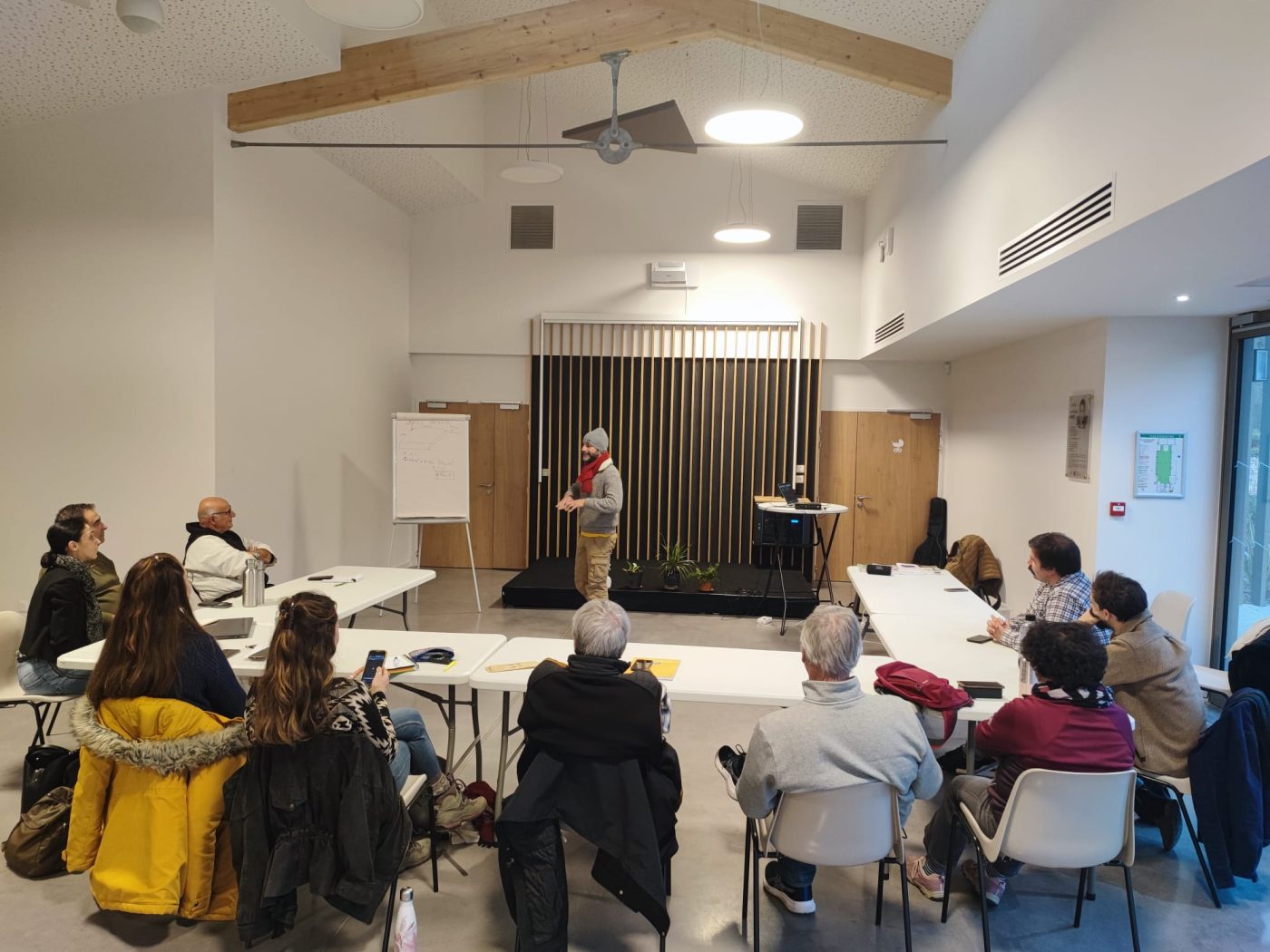 Conférence sur l'intelligence des plantes devant un public d'adultes